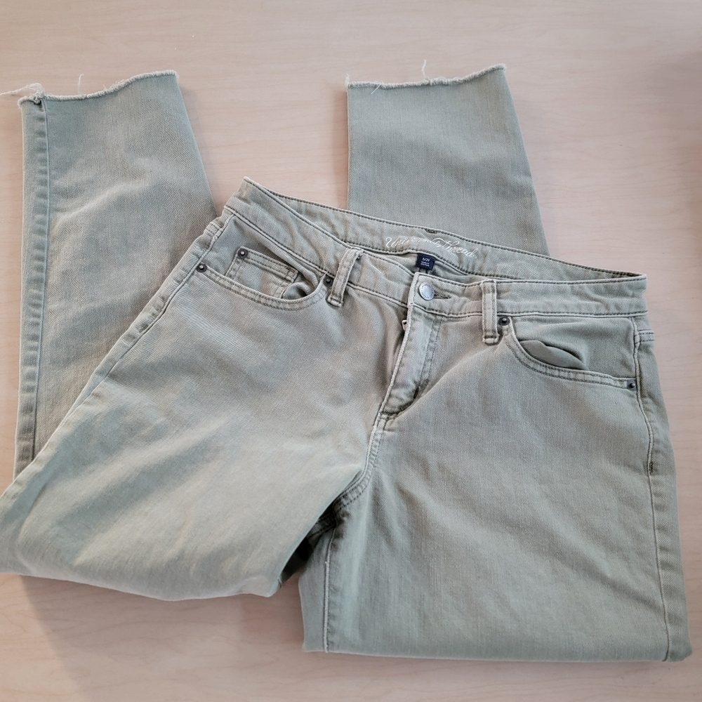 Universal Thread Women's Light Green Straight Leg Jeans Size 6 / 28